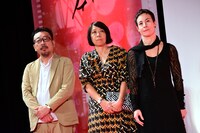 左から中村義洋、ピムパカー・トーウィラ、エレナ・ポラッキ。