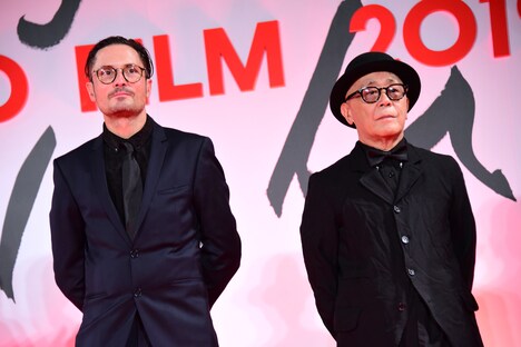 左からマイケル・ノアー、廣木隆一。