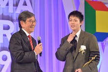東京ドラマアウォード2019の授賞式の様子。左から石坂浩二、菅田将暉。