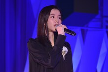 「inside you」を歌うmilet。