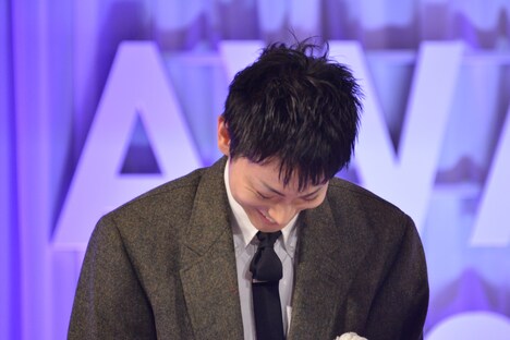 石坂浩二の言葉に苦笑する菅田将暉。