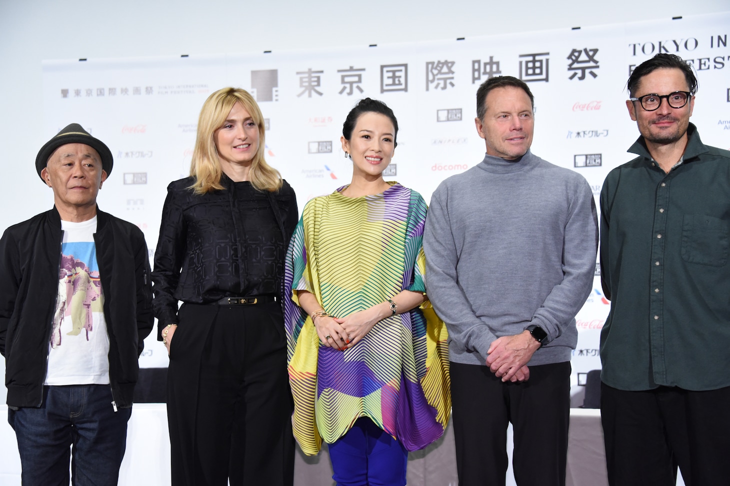 第32回東京国際映画祭コンペティション部門審査委員記者会見の様子。左から廣木隆一、ジュリー・ガイエ、チャン・ツィイー、ビル・ガーバー、マイケル・ノアー。