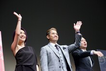 手を振るミリアム・ヨン（左）、アーロン・クォック（中央）、ウォン・シンファン（右）。