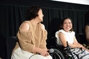 夜中まで女優論を戦わせたことを語る神野三鈴（左）と佳山明（右）。