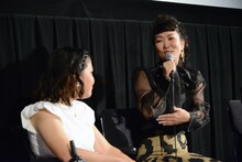 左から佳山明、HIKARI。