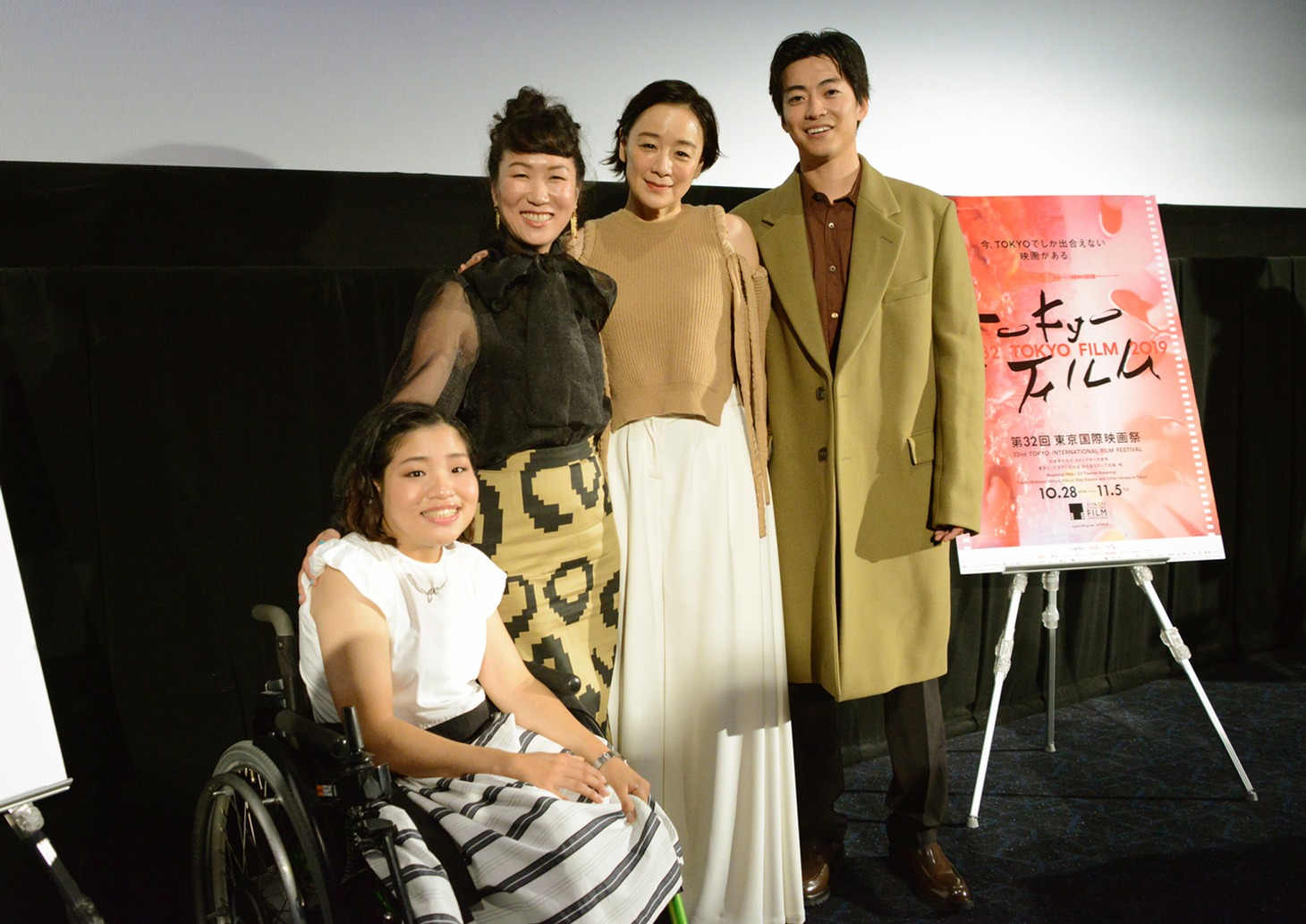 左から佳山明、HIKARI、神野三鈴、大東駿介。