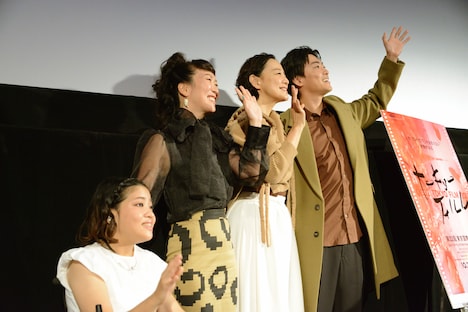 左から佳山明、HIKARI、神野三鈴、大東駿介。