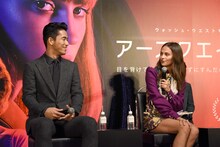 左から小林直己、アリシア・ヴィキャンデル。