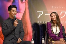 左から小林直己、アリシア・ヴィキャンデル。