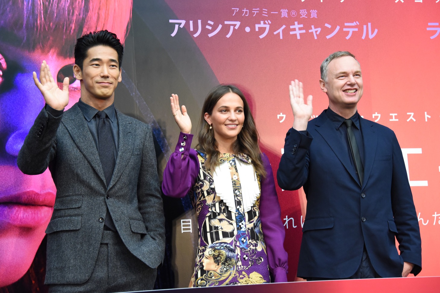 左から小林直己、アリシア・ヴィキャンデル、ウォッシュ・ウエストモアランド。