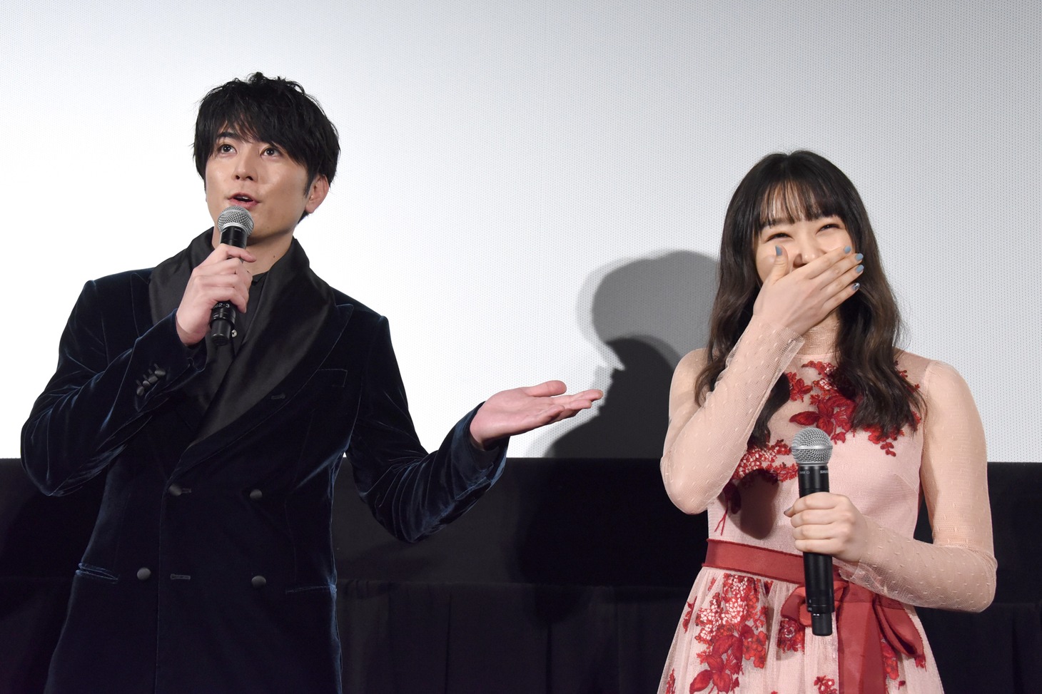 緊張していることを間宮祥太朗（左）に暴露された桜井日奈子（右）。