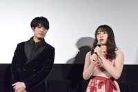 「殺さない彼と死なない彼女」舞台挨拶の様子。