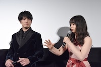 5時間ゴミ箱をあさり続けた撮影を懐かしむ桜井日奈子（右）。