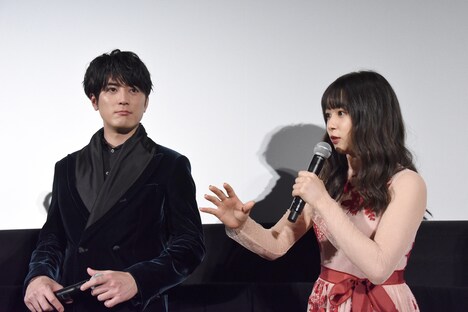 5時間ゴミ箱をあさり続けた撮影を懐かしむ桜井日奈子(右)。