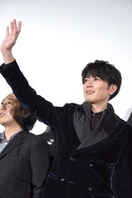 手を振る間宮祥太朗。