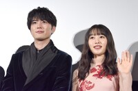 「殺さない彼と死なない彼女」舞台挨拶の様子。