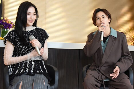 左から知英、草川拓弥。