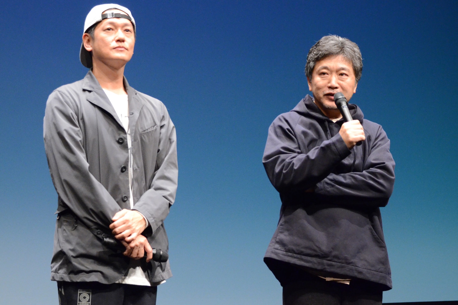 第25回KAWASAKIしんゆり映画祭2019にて、左から井浦新、是枝裕和。