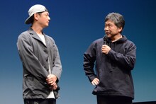 左から井浦新、是枝裕和。
