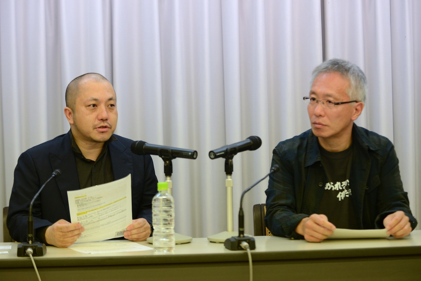 若松プロダクションによる記者会見の様子。左から白石和彌、井上淳一。
