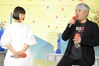 左から杉咲花、八津弘幸。