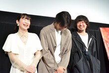 記者から「笑顔でお願いします」と言われて笑みをこぼす石川瑠華（左）、金子大地（中央）、児山隆（右）。