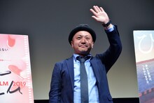 手を振る白石和彌。