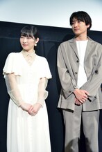 左から石川瑠華、金子大地。