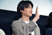 手を振る金子大地。