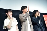 手を振る石川瑠華（左）、金子大地（中央）、児山隆（右）。