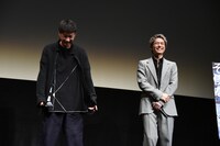 通訳の存在を忘れて話し続けようとしてしまい、笑う今市隆二（右）。