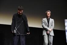 通訳の存在を忘れて話し続けようとしてしまい、笑う今市隆二（右）。