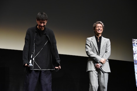 通訳の存在を忘れて話し続けようとしてしまい、笑う今市隆二(右)。