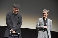 通訳が訳し終わるのを待つ今市隆二（右）。