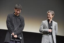 通訳が訳し終わるのを待つ今市隆二（右）。