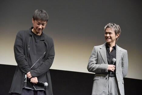 通訳が訳し終わるのを待つ今市隆二(右)。