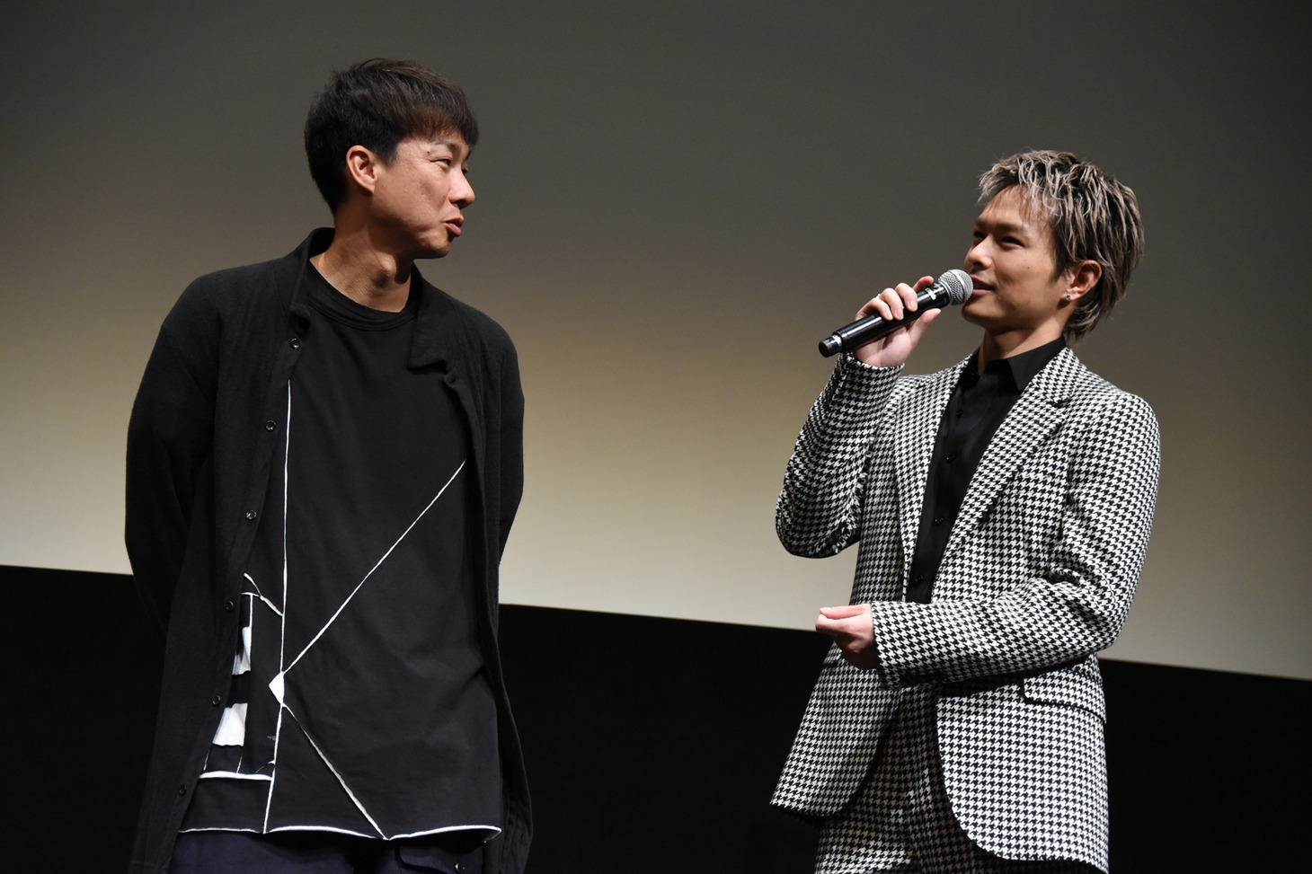 「タコス」という名前を忘れてしまい、松永大司（左）に教えてもらう今市隆二（右）。