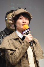 神木隆之介とその奥で微笑むドランクドラゴン塚地。