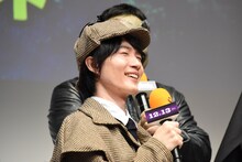 ひと足先に撮影を終え、温泉を堪能した塚地武雅から送られてきた写真を再現する神木隆之介。