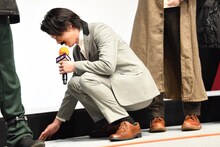 ゲームの開始直前に「僕のステッキがここから消えました……」とステージの溝を残念そうにのぞき込んだ中村倫也。