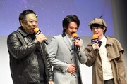 左からドランクドラゴン塚地、中村倫也、神木隆之介。