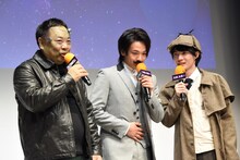 ステッキを落として落ち込む中村倫也（中央）。