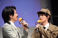 見つめ合う中村倫也（左）と神木隆之介（右）。