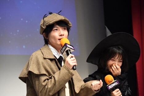 “舞台挨拶での佐藤健”のモノマネを披露する神木隆之介（左）。