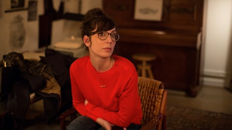 「冬時間のパリ」より、ノラ・ハムザウィ演じるヴァレリー。