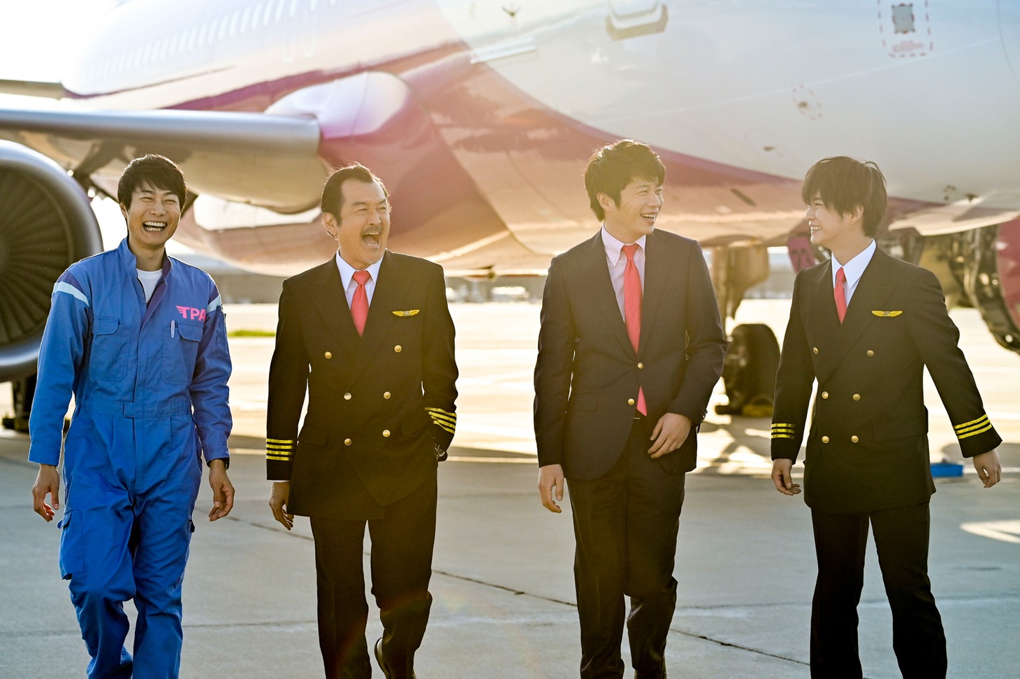 「おっさんずラブ-in the sky-」撮影現場より。左から戸次重幸、吉田鋼太郎、田中圭、千葉雄大。