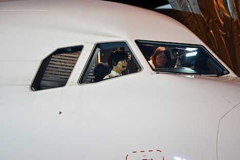 コックピットでの撮影に挑む千葉雄大。