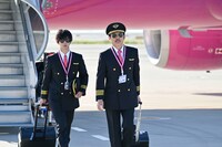 左から千葉雄大、吉田鋼太郎。