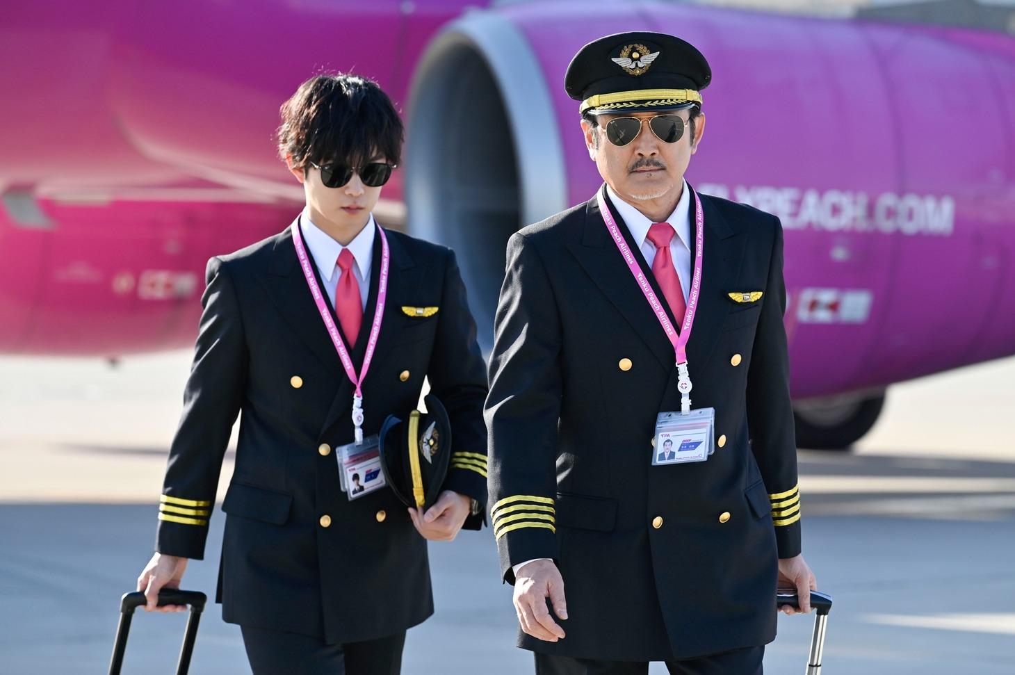 左から千葉雄大、吉田鋼太郎。