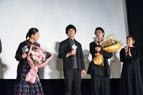 左から尾野真千子、山崎まさよし、北村匠海、大竹しのぶ。